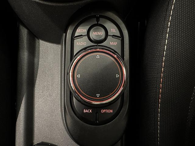 ＭＩＮＩ クーパーＤ　ＳＯＳコール／マルチファンクションステアリング／ハロゲンヘッドライト／ＬＥＤリアコンビランプ／１５インチホイール（25枚目）