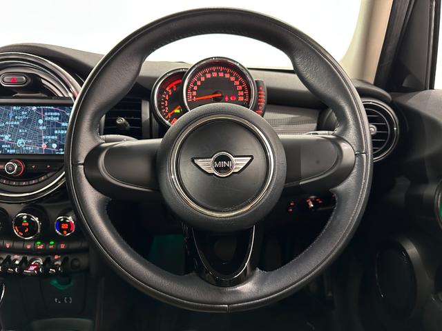 ＭＩＮＩ クーパーＤ　ＳＯＳコール／マルチファンクションステアリング／ハロゲンヘッドライト／ＬＥＤリアコンビランプ／１５インチホイール（26枚目）