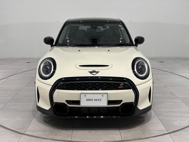 ＭＩＮＩ クーパーＳＤ　クラシック・トリム　認定保証２年衝突回避被害軽減ブレーキ車線逸脱警告バックカメラ液晶メーターマルチファンクションステアリングＭＩＮＩドライビングモードコンフォートアクセスＬＥＤヘッドライトＬＥＤリアコンビランプ（3枚目）