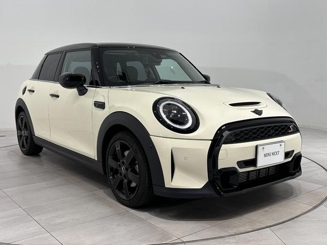 ＭＩＮＩ クーパーＳＤ　クラシック・トリム　認定保証２年衝突回避被害軽減ブレーキ車線逸脱警告バックカメラ液晶メーターマルチファンクションステアリングＭＩＮＩドライビングモードコンフォートアクセスＬＥＤヘッドライトＬＥＤリアコンビランプ（4枚目）