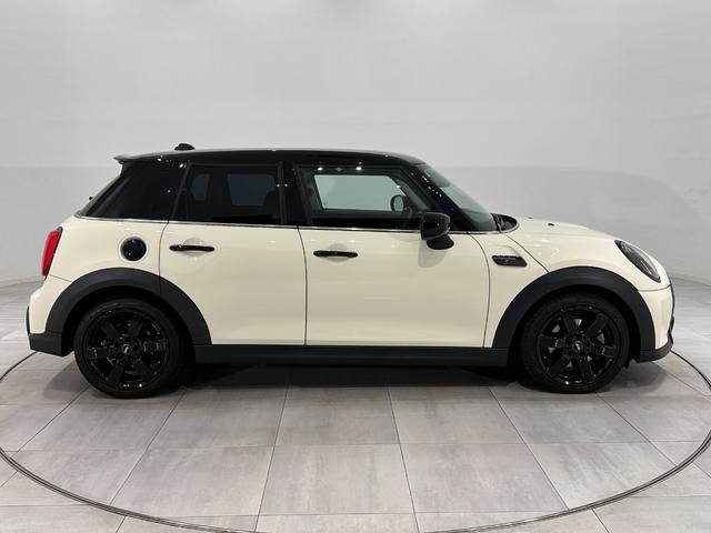 ＭＩＮＩ クーパーＳＤ　クラシック・トリム　認定保証２年衝突回避被害軽減ブレーキ車線逸脱警告バックカメラ液晶メーターマルチファンクションステアリングＭＩＮＩドライビングモードコンフォートアクセスＬＥＤヘッドライトＬＥＤリアコンビランプ（5枚目）