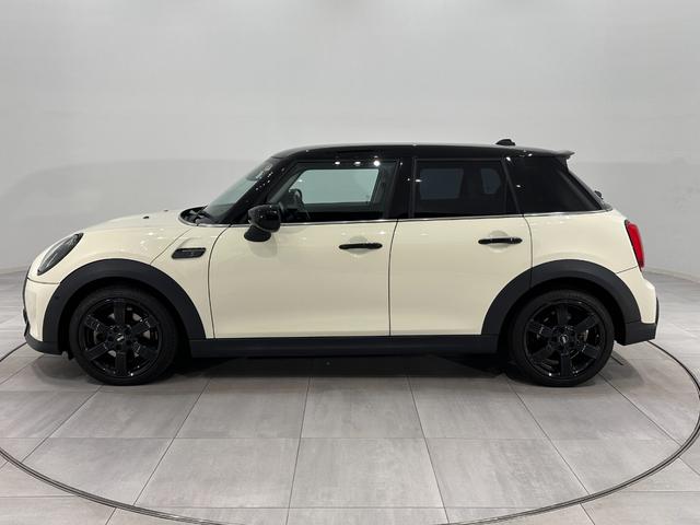 ＭＩＮＩ クーパーＳＤ　クラシック・トリム　認定保証２年衝突回避被害軽減ブレーキ車線逸脱警告バックカメラ液晶メーターマルチファンクションステアリングＭＩＮＩドライビングモードコンフォートアクセスＬＥＤヘッドライトＬＥＤリアコンビランプ（9枚目）