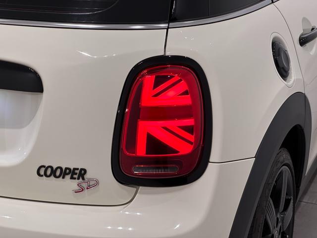 ＭＩＮＩ クーパーＳＤ　クラシック・トリム　認定保証２年衝突回避被害軽減ブレーキ車線逸脱警告バックカメラ液晶メーターマルチファンクションステアリングＭＩＮＩドライビングモードコンフォートアクセスＬＥＤヘッドライトＬＥＤリアコンビランプ（13枚目）