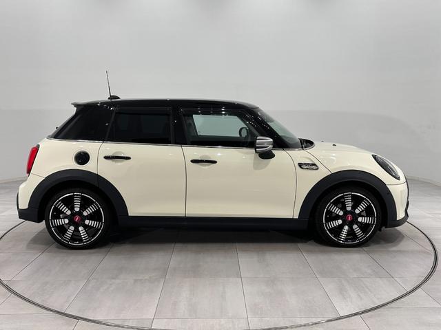 ＭＩＮＩ クーパーＳ　クラシック・トリム　全国２年保証／ＣａｒＰｌａｙ／ワイヤレス充電／ＥＴＣ／ＯＳコール／クルーズコントロール／バックカメラ／ＭＩＮＩドライビングモード／ＬＥＤヘッドライト／ＬＥＤリアコンビランプ（5枚目）