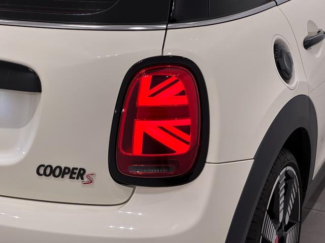 ＭＩＮＩ クーパーＳ　クラシック・トリム　全国２年保証／ＣａｒＰｌａｙ／ワイヤレス充電／ＥＴＣ／ＯＳコール／クルーズコントロール／バックカメラ／ＭＩＮＩドライビングモード／ＬＥＤヘッドライト／ＬＥＤリアコンビランプ（13枚目）