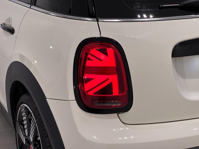 ＭＩＮＩ クーパーＳ　クラシック・トリム　全国２年保証／ＣａｒＰｌａｙ／ワイヤレス充電／ＥＴＣ／ＯＳコール／クルーズコントロール／バックカメラ／ＭＩＮＩドライビングモード／ＬＥＤヘッドライト／ＬＥＤリアコンビランプ（14枚目）