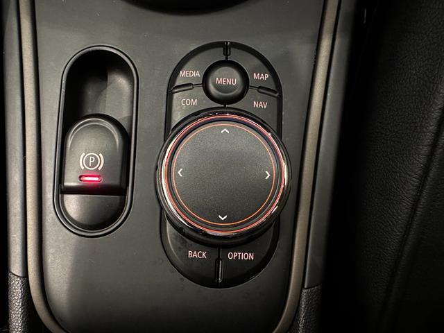 ＭＩＮＩ クーパーＳ　Ｅ　クロスオーバー　オール４　ナビ（タッチスクリーン）／ＥＴＣ／アクティブクルーズコントロール／リアパークディスタンスコントロール／ＬＥＤヘッドライト（デイライト付）／ＬＥＤテールライト／バックドア自動開閉／１８インチホイール（25枚目）