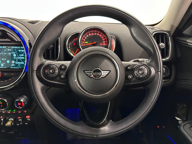 ＭＩＮＩ クーパーＳ　Ｅ　クロスオーバー　オール４　ナビ（タッチスクリーン）／ＥＴＣ／アクティブクルーズコントロール／リアパークディスタンスコントロール／ＬＥＤヘッドライト（デイライト付）／ＬＥＤテールライト／バックドア自動開閉／１８インチホイール（26枚目）