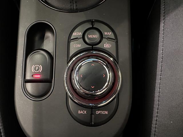 MINI ジョンクーパーワークス ジョンクーパーワークストリム 全国2年保証/ナビタッチスクリーン/ETC/SOSコール/車線逸脱警告/バックカメラ/液晶メーター/ヘッドアップディスプレイ/LEDヘッドライ/LEDリアコンビランプ/17インチホイール(25枚目)