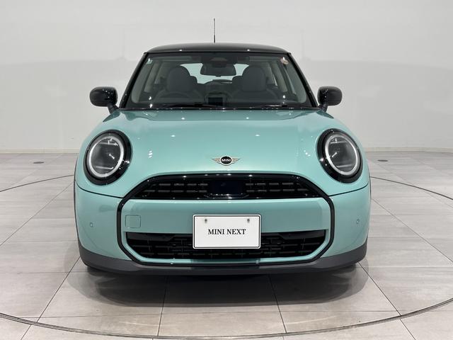 MINI クーパーC クラシック・トリム 全国2年保証アクティブクルーズコントロールアクティブPDC フロントリアパノラマビューリアパーキングアシストAppleCarPlayワイヤレス充電ヘッドアップディスプレイデジタルキープラス(3枚目)