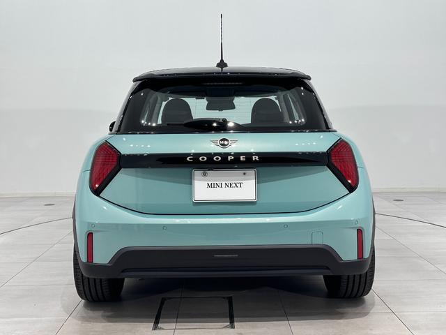 MINI クーパーC クラシック・トリム 全国2年保証アクティブクルーズコントロールアクティブPDC フロントリアパノラマビューリアパーキングアシストAppleCarPlayワイヤレス充電ヘッドアップディスプレイデジタルキープラス(7枚目)