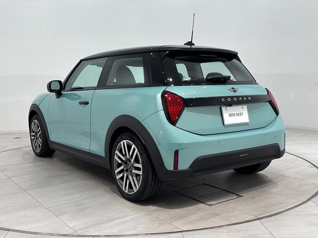 MINI クーパーC クラシック・トリム 全国2年保証アクティブクルーズコントロールアクティブPDC フロントリアパノラマビューリアパーキングアシストAppleCarPlayワイヤレス充電ヘッドアップディスプレイデジタルキープラス(8枚目)