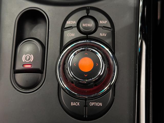 MINI ジョンクーパーワークス クラブマン ワイドカラーディスプレイMINIコネクテッドアプリドライビングアシストアクティブクルーズコントロールJohnCooperWorksレザーステアリングヘッドアップディスプレイリアビューカメラ&リアPDC(25枚目)