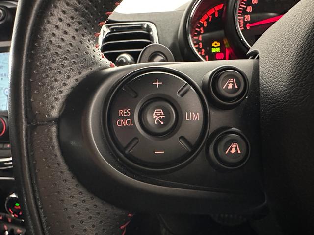 MINI ジョンクーパーワークス クラブマン ワイドカラーディスプレイMINIコネクテッドアプリドライビングアシストアクティブクルーズコントロールJohnCooperWorksレザーステアリングヘッドアップディスプレイリアビューカメラ&リアPDC(29枚目)