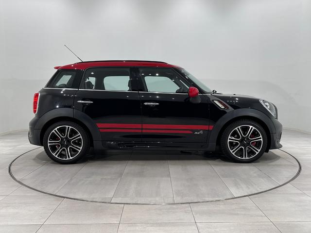 MINI ジョンクーパーワークス クロスオーバー Fシート ヒーター /格納機能付きドアミラー/R スポイラー/助手席シート高さ調節/F アーム レスト/フラット ラゲッジ フロア(5枚目)