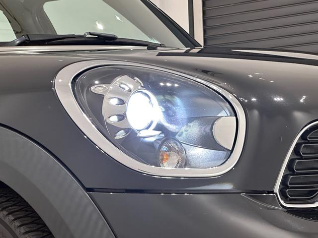 MINI ジョンクーパーワークス クロスオーバー Fシート ヒーター /格納機能付きドアミラー/R スポイラー/助手席シート高さ調節/F アーム レスト/フラット ラゲッジ フロア(10枚目)