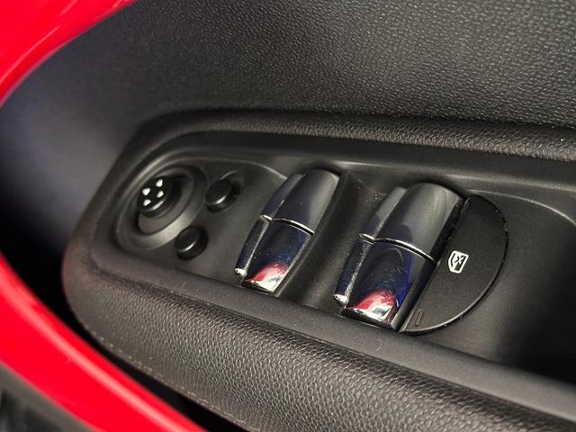 MINI ジョンクーパーワークス クロスオーバー Fシート ヒーター /格納機能付きドアミラー/R スポイラー/助手席シート高さ調節/F アーム レスト/フラット ラゲッジ フロア(17枚目)