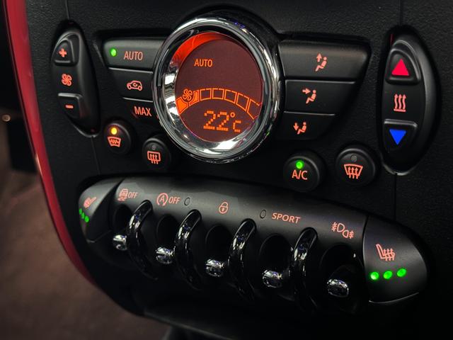 MINI ジョンクーパーワークス クロスオーバー Fシート ヒーター /格納機能付きドアミラー/R スポイラー/助手席シート高さ調節/F アーム レスト/フラット ラゲッジ フロア(21枚目)