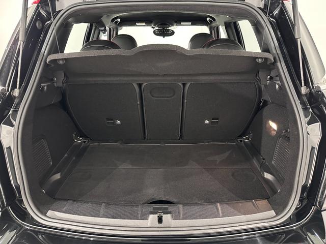 MINI ジョンクーパーワークス クロスオーバー Fシート ヒーター /格納機能付きドアミラー/R スポイラー/助手席シート高さ調節/F アーム レスト/フラット ラゲッジ フロア(38枚目)