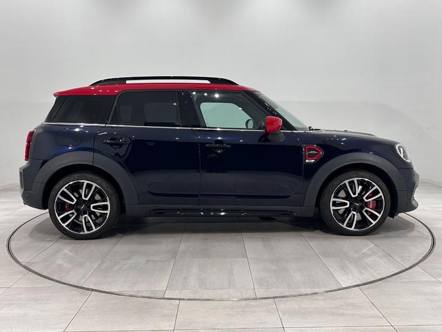 ＭＩＮＩ ジョンクーパーワークス　クロスオーバー　全国２年保証ドライビングアシストアクティブクルーズコントロールＪｏｈｎＣｏｏｐｅｒＷｏｒｋｓレザーステアリングＬＥＤヘッドライトＬＥＤリアコンビランプ１８インチアロイホイールリアビューカメラリアＰＤＣ（5枚目）