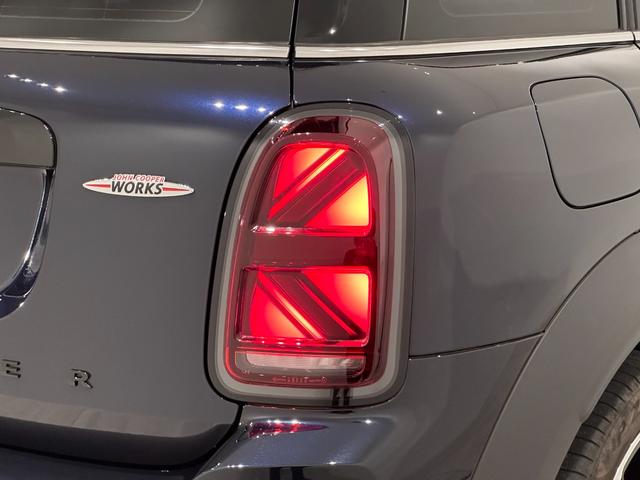 ＭＩＮＩ ジョンクーパーワークス　クロスオーバー　全国２年保証ドライビングアシストアクティブクルーズコントロールＪｏｈｎＣｏｏｐｅｒＷｏｒｋｓレザーステアリングＬＥＤヘッドライトＬＥＤリアコンビランプ１８インチアロイホイールリアビューカメラリアＰＤＣ（13枚目）