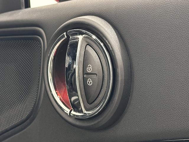 ＭＩＮＩ ジョンクーパーワークス　クロスオーバー　全国２年保証ドライビングアシストアクティブクルーズコントロールＪｏｈｎＣｏｏｐｅｒＷｏｒｋｓレザーステアリングＬＥＤヘッドライトＬＥＤリアコンビランプ１８インチアロイホイールリアビューカメラリアＰＤＣ（16枚目）