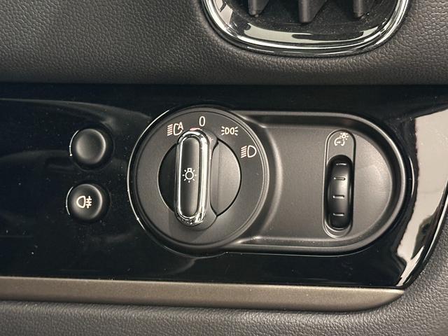 ＭＩＮＩ ジョンクーパーワークス　クロスオーバー　全国２年保証ドライビングアシストアクティブクルーズコントロールＪｏｈｎＣｏｏｐｅｒＷｏｒｋｓレザーステアリングＬＥＤヘッドライトＬＥＤリアコンビランプ１８インチアロイホイールリアビューカメラリアＰＤＣ（18枚目）