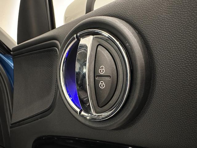 ＭＩＮＩ クーパーＤ　クロスオーバー　ナビタッチスクリーン／ＥＴＣ／ＳＯＳコール／アクティブクルーズコントロール／コンフォートアクセス／ハロゲンヘッドライト／１７インチホイール／ルーフレール／マルチファンクションステアリング（16枚目）