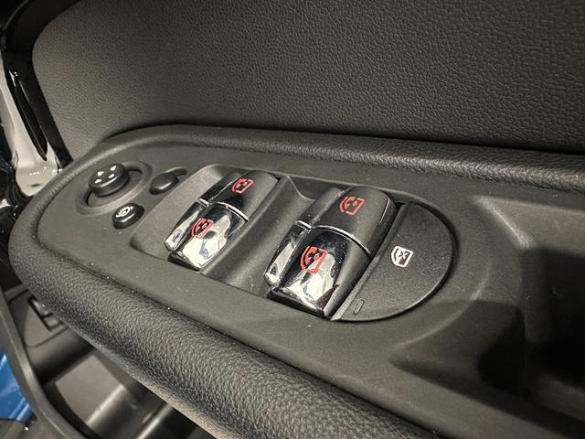 ＭＩＮＩ クーパーＤ　クロスオーバー　ナビタッチスクリーン／ＥＴＣ／ＳＯＳコール／アクティブクルーズコントロール／コンフォートアクセス／ハロゲンヘッドライト／１７インチホイール／ルーフレール／マルチファンクションステアリング（17枚目）