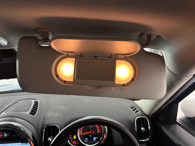 ＭＩＮＩ クーパーＤ　クロスオーバー　ナビタッチスクリーン／ＥＴＣ／ＳＯＳコール／アクティブクルーズコントロール／コンフォートアクセス／ハロゲンヘッドライト／１７インチホイール／ルーフレール／マルチファンクションステアリング（19枚目）