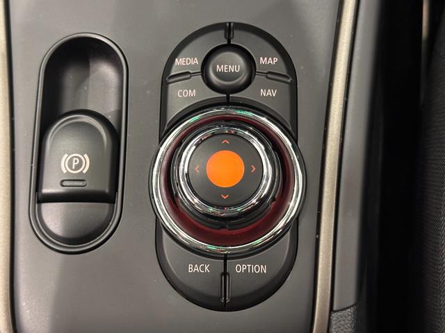 ＭＩＮＩ クーパーＤ　クロスオーバー　ナビタッチスクリーン／ＥＴＣ／ＳＯＳコール／アクティブクルーズコントロール／コンフォートアクセス／ハロゲンヘッドライト／１７インチホイール／ルーフレール／マルチファンクションステアリング（24枚目）