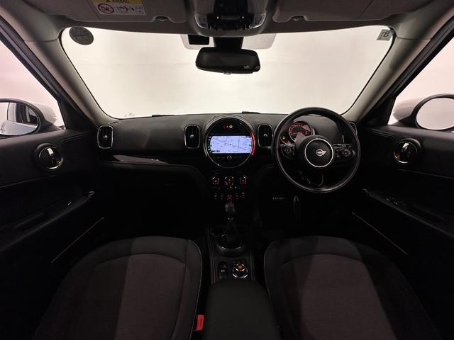 ＭＩＮＩ クーパーＤ　クロスオーバー　ナビタッチスクリーン／ＥＴＣ／ＳＯＳコール／アクティブクルーズコントロール／コンフォートアクセス／ハロゲンヘッドライト／１７インチホイール／ルーフレール／マルチファンクションステアリング（33枚目）