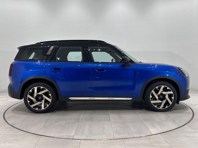 MINI カントリーマンD クラシック・トリム 全国2年保証センターディスプレイ高速道路渋滞時ハンズオフワイヤレス充電ヘッドアップディスプレイパーキングアシストplayAppleCarPlayMINIConnectedサラウンドビューシステム(5枚目)