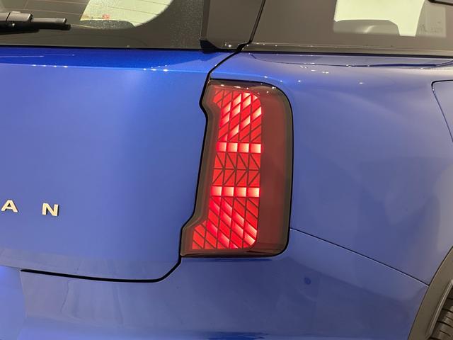 MINI カントリーマンD クラシック・トリム 全国2年保証センターディスプレイ高速道路渋滞時ハンズオフワイヤレス充電ヘッドアップディスプレイパーキングアシストplayAppleCarPlayMINIConnectedサラウンドビューシステム(13枚目)