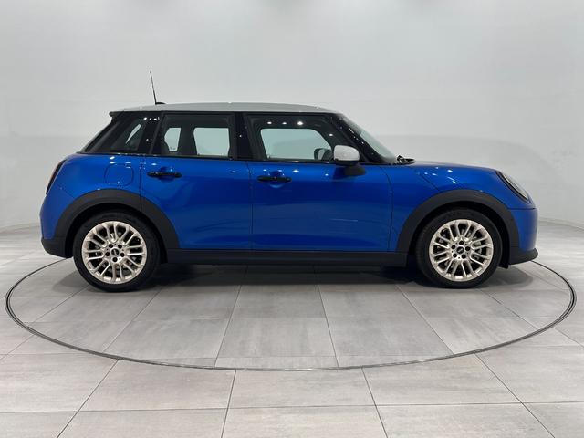 MINI クーパーC クラシック・トリム 全国2年保証有機ELセンターディスプレイApple CarPlayワイヤレス充電アダプティブLEDヘッドライトアクティブクルーズコントロールパノラマビュー(リア)パーキングアシスト16インチホイール(5枚目)