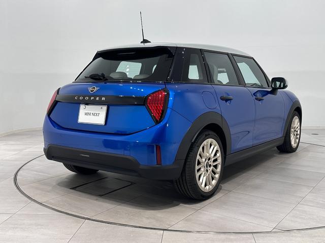MINI クーパーC クラシック・トリム 全国2年保証有機ELセンターディスプレイApple CarPlayワイヤレス充電アダプティブLEDヘッドライトアクティブクルーズコントロールパノラマビュー(リア)パーキングアシスト16インチホイール(6枚目)