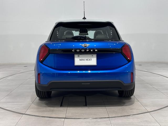 MINI クーパーC クラシック・トリム 全国2年保証有機ELセンターディスプレイApple CarPlayワイヤレス充電アダプティブLEDヘッドライトアクティブクルーズコントロールパノラマビュー(リア)パーキングアシスト16インチホイール(7枚目)
