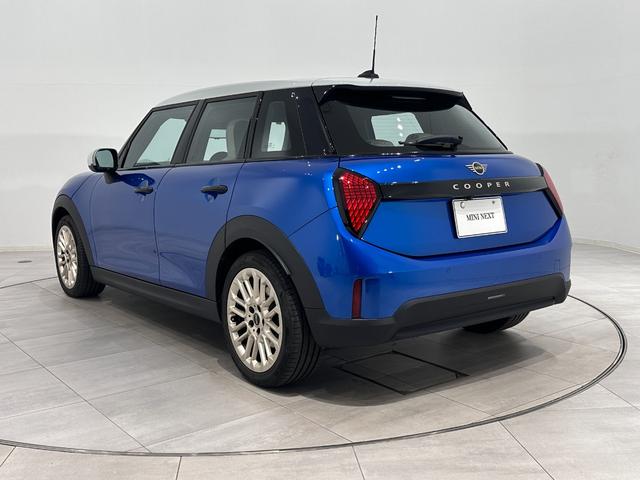 MINI クーパーC クラシック・トリム 全国2年保証有機ELセンターディスプレイApple CarPlayワイヤレス充電アダプティブLEDヘッドライトアクティブクルーズコントロールパノラマビュー(リア)パーキングアシスト16インチホイール(8枚目)