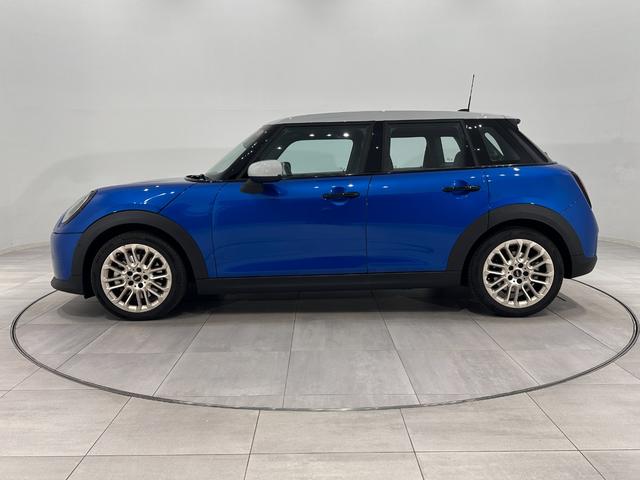 MINI クーパーC クラシック・トリム 全国2年保証有機ELセンターディスプレイApple CarPlayワイヤレス充電アダプティブLEDヘッドライトアクティブクルーズコントロールパノラマビュー(リア)パーキングアシスト16インチホイール(9枚目)