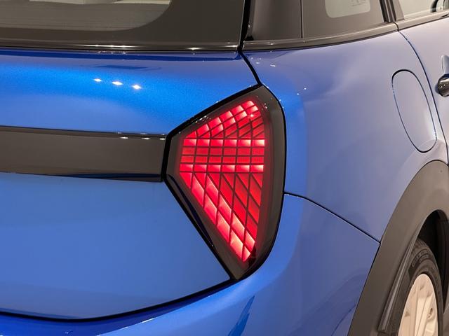 MINI クーパーC クラシック・トリム 全国2年保証有機ELセンターディスプレイApple CarPlayワイヤレス充電アダプティブLEDヘッドライトアクティブクルーズコントロールパノラマビュー(リア)パーキングアシスト16インチホイール(13枚目)