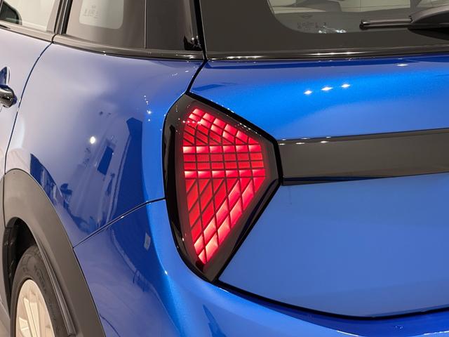 MINI クーパーC クラシック・トリム 全国2年保証有機ELセンターディスプレイApple CarPlayワイヤレス充電アダプティブLEDヘッドライトアクティブクルーズコントロールパノラマビュー(リア)パーキングアシスト16インチホイール(14枚目)