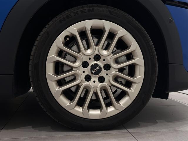 MINI クーパーC クラシック・トリム 全国2年保証有機ELセンターディスプレイApple CarPlayワイヤレス充電アダプティブLEDヘッドライトアクティブクルーズコントロールパノラマビュー(リア)パーキングアシスト16インチホイール(37枚目)