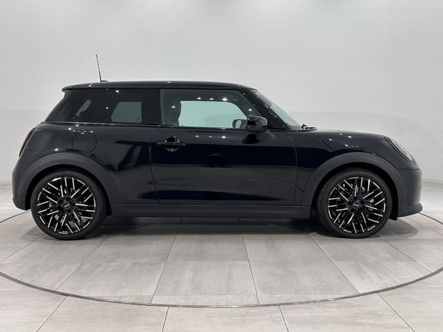 MINI クーパーC クラシック・トリム 全国2年保証AppleCarPlayワイヤレス充電デジタルキープラスコンフォートアクセスLEDヘッドライトアクティブクルーズコントロールアクティブPDCフロントリアパノラマビューリア16インチホイール(5枚目)