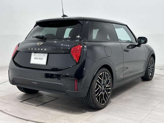 MINI クーパーC クラシック・トリム 全国2年保証AppleCarPlayワイヤレス充電デジタルキープラスコンフォートアクセスLEDヘッドライトアクティブクルーズコントロールアクティブPDCフロントリアパノラマビューリア16インチホイール(6枚目)