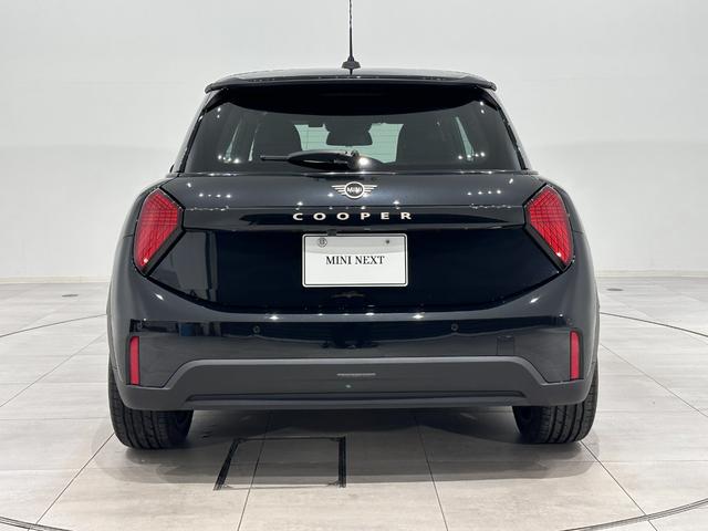 MINI クーパーC クラシック・トリム 全国2年保証AppleCarPlayワイヤレス充電デジタルキープラスコンフォートアクセスLEDヘッドライトアクティブクルーズコントロールアクティブPDCフロントリアパノラマビューリア16インチホイール(7枚目)