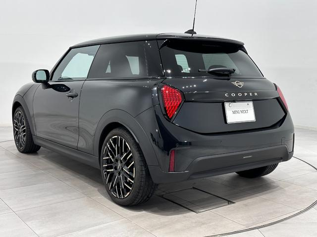 MINI クーパーC クラシック・トリム 全国2年保証AppleCarPlayワイヤレス充電デジタルキープラスコンフォートアクセスLEDヘッドライトアクティブクルーズコントロールアクティブPDCフロントリアパノラマビューリア16インチホイール(8枚目)