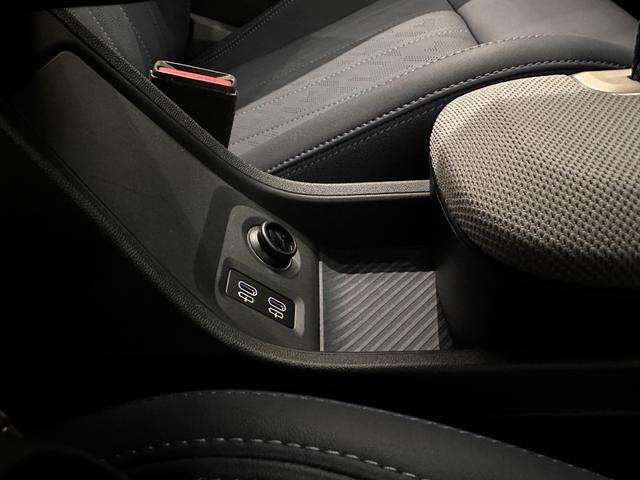 MINI クーパーC クラシック・トリム 全国2年保証AppleCarPlayワイヤレス充電デジタルキープラスコンフォートアクセスLEDヘッドライトアクティブクルーズコントロールアクティブPDCフロントリアパノラマビューリア16インチホイール(24枚目)