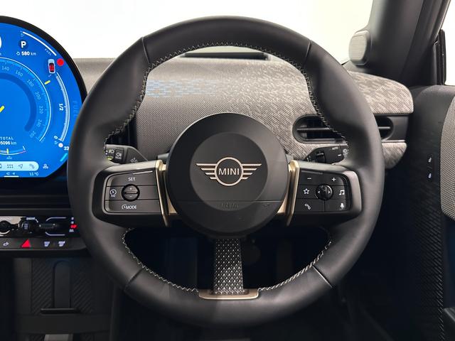 MINI クーパーC クラシック・トリム 全国2年保証AppleCarPlayワイヤレス充電デジタルキープラスコンフォートアクセスLEDヘッドライトアクティブクルーズコントロールアクティブPDCフロントリアパノラマビューリア16インチホイール(25枚目)