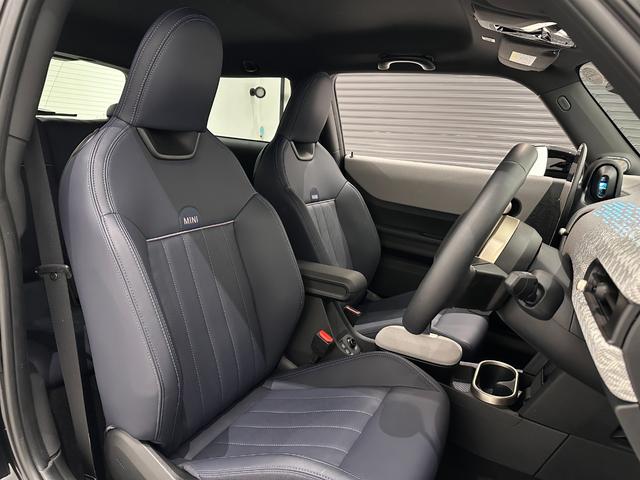 MINI クーパーC クラシック・トリム 全国2年保証AppleCarPlayワイヤレス充電デジタルキープラスコンフォートアクセスLEDヘッドライトアクティブクルーズコントロールアクティブPDCフロントリアパノラマビューリア16インチホイール(35枚目)