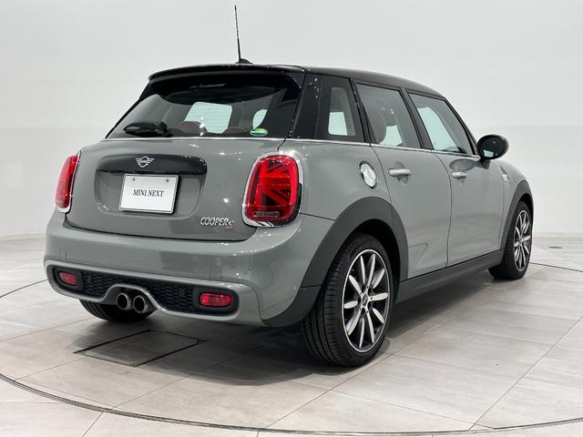 MINI クーパーS ナビタッチスクリーンETCSOSコールアクティブクルーズコントロールマルチファンクションステアリングコンフォートアクセスLEDヘッドライトLEDリアコンビランプ17インチホイール(6枚目)